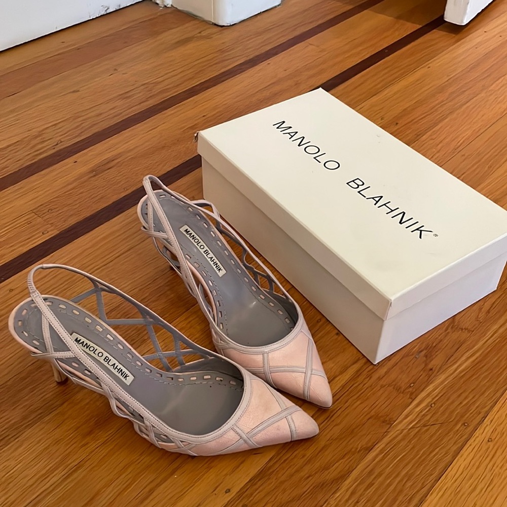 Size 37 Manolo Blahnik shoes. Beautiful light pink with detailing.